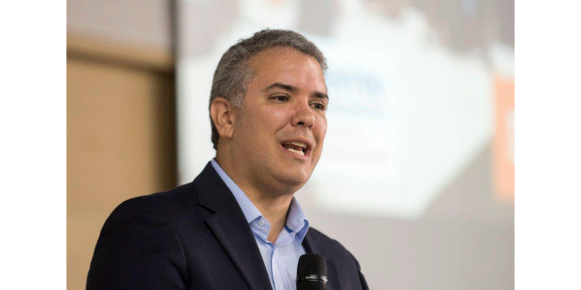 Вертолет с президентом Колумбии обстреляли неизвестные