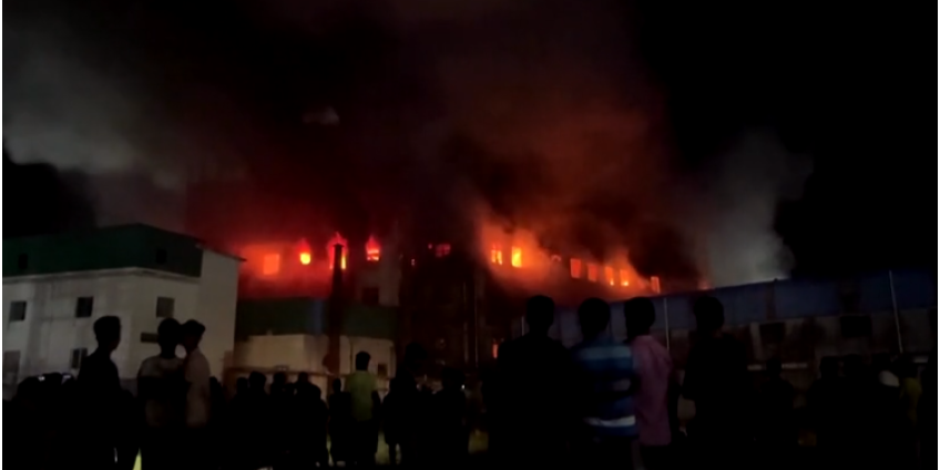 В пожаре на фабрике в Бангладеш погибли 52 человека В пожаре на фабрике в Бангладеш погибли 52 человека