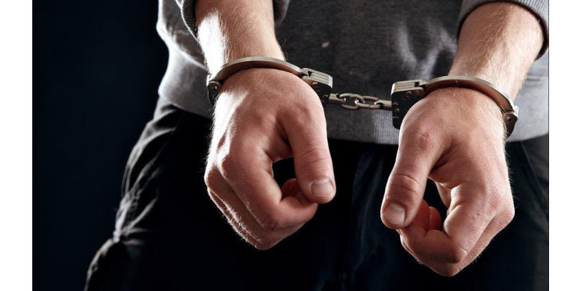 Тяжеловооруженный мужчина взят под стражу после попытки проникнуть в Федеральное здание