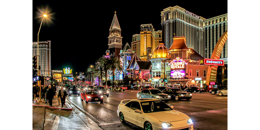 В Лас-Вегас стекаются туристы, количество случаев заражения COVID-19 растет