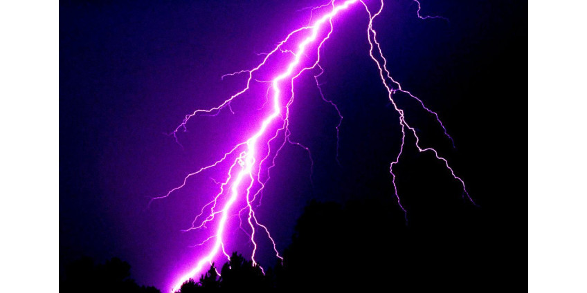 Из-за удара молнии загорелся дом в Северном Финиксе