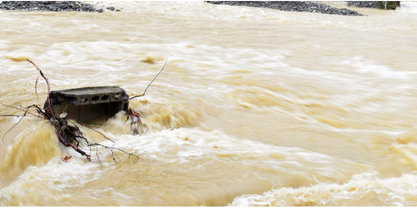 В Турции из-за наводнения снесло дома и погибли люди
