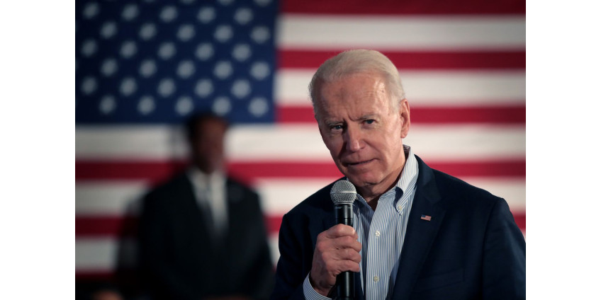 Байден ужесточил антиковидные меры для американских госслужащих