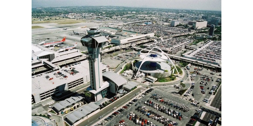 Терминал 5 аэропорта в Лос-Анджелесе был эвакуирован из-за подозрительного транспортного средства