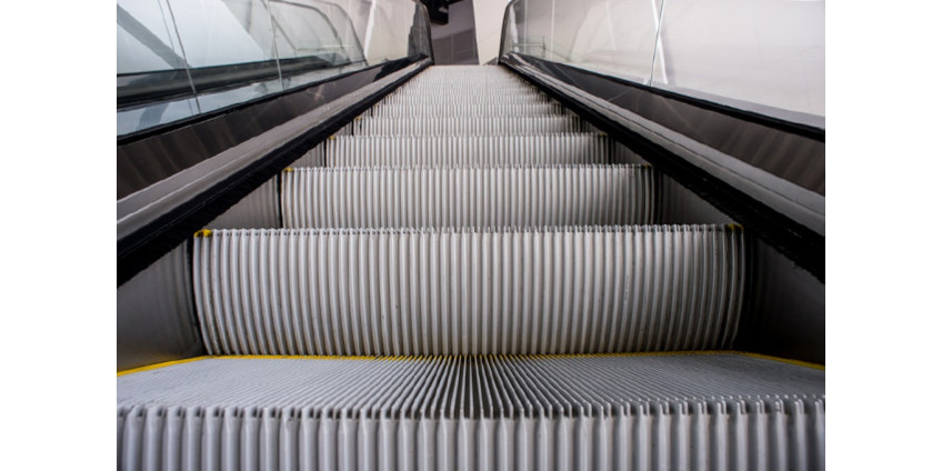 Двухлетнему мальчику отрезало палец на эскалаторе