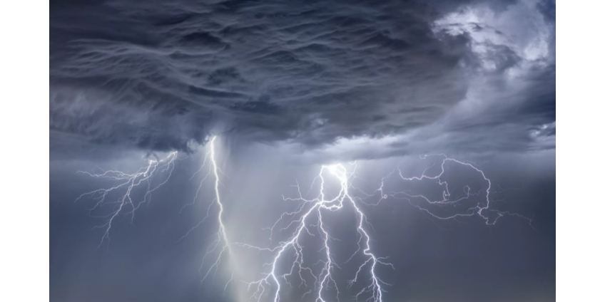 Трое строителей в Лас-Вегасе пострадали от удара молнии