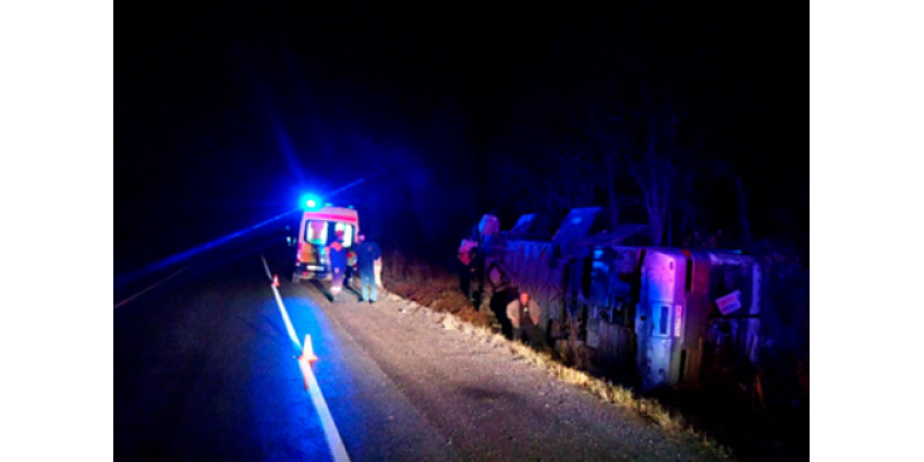 На российской трассе перевернулся полный людей рейсовый автобус