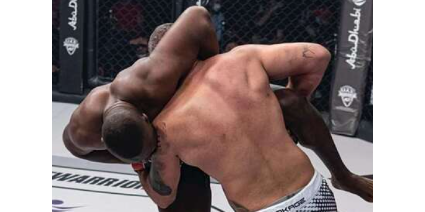 Боец MMA засунул пальцы в рот соперника и пожаловался на его укусы