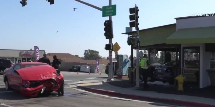 В Сан-Диего автомобиль въехал в ресторан, есть пострадавшие