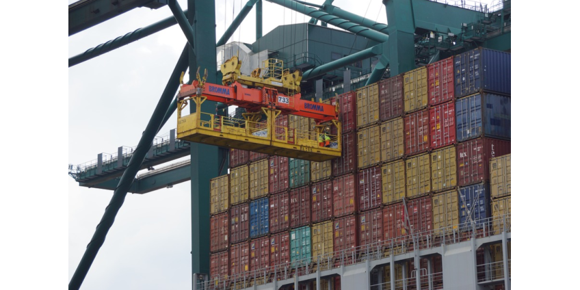 Из-за задержек в порту Лос-Анджелеса в море остаются десятки моряков, которые не могут сойти на берег