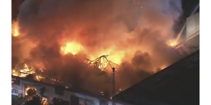 Крупный пожар уничтожил коммерческое здание в Южном Лос-Анджелесе