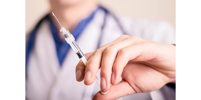Суд в США потребовал отменить обязательную вакцинацию медработников от COVID-19