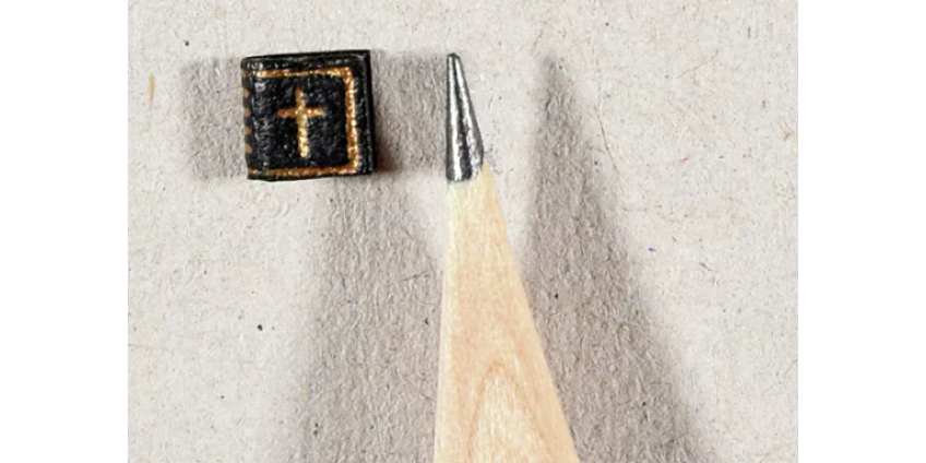 Одну из самых маленьких книг в мире продали на аукционе