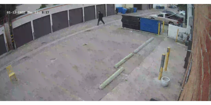 Убита сотрудница магазина в Хэнкок Парк, подозреваемый в бегах