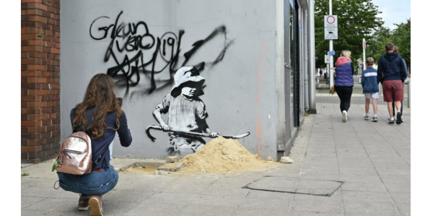 Британцы продали работу Бэнкси вместе со стеной