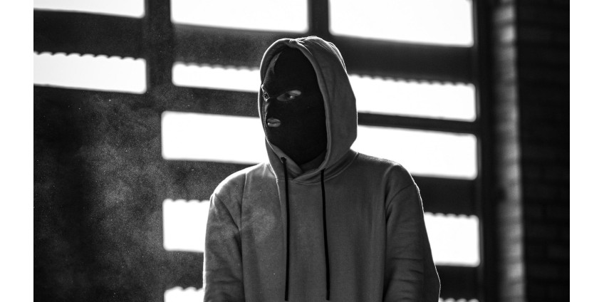 Трое подозреваемых разыскиваются после вооруженных ограблений в магазинах 7-Eleven в округе Лос-Анджелес