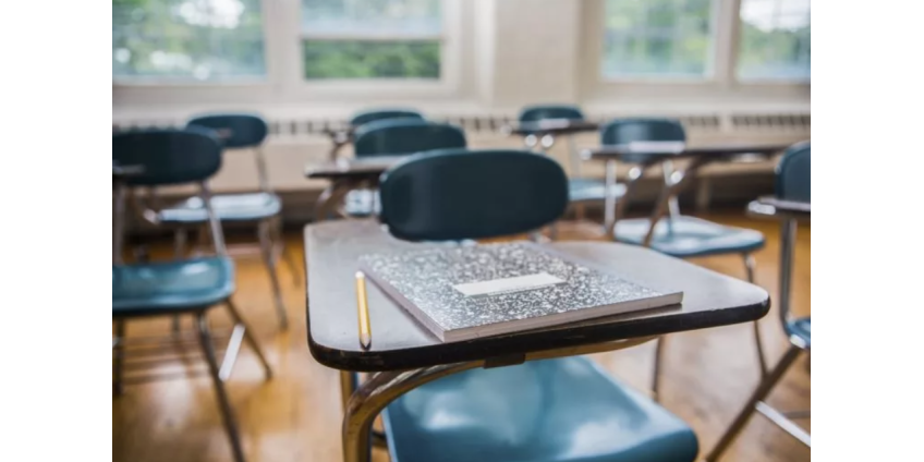 В одной из школ Лос-Анджелеса невакцинированные ученики вынуждены были сидеть на улице