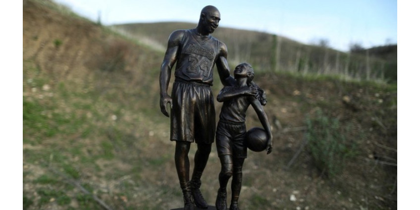 Коби Брайанту и его дочери установили памятник на месте их гибели