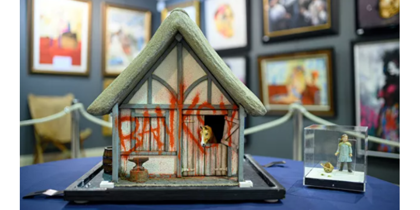 Миниатюрную конюшню Бэнкси продали на аукционе за миллион фунтов