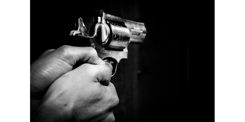 Женщина застрелена во внедорожнике на светофоре в Коммерсе