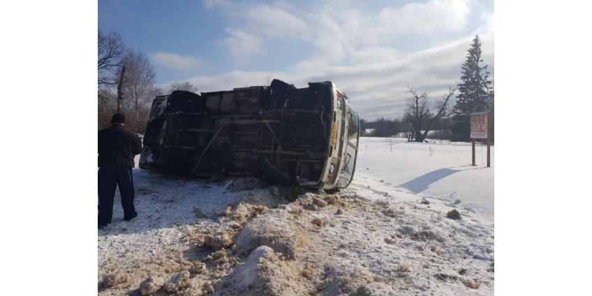 В российском регионе при опрокидывании автобуса пострадали 15 человек