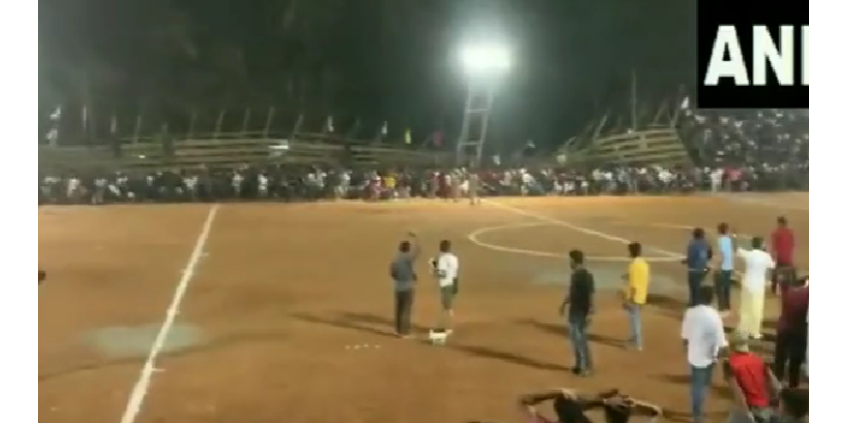 200 болельщиков пострадали при обрушении трибуны на переполненном стадионе