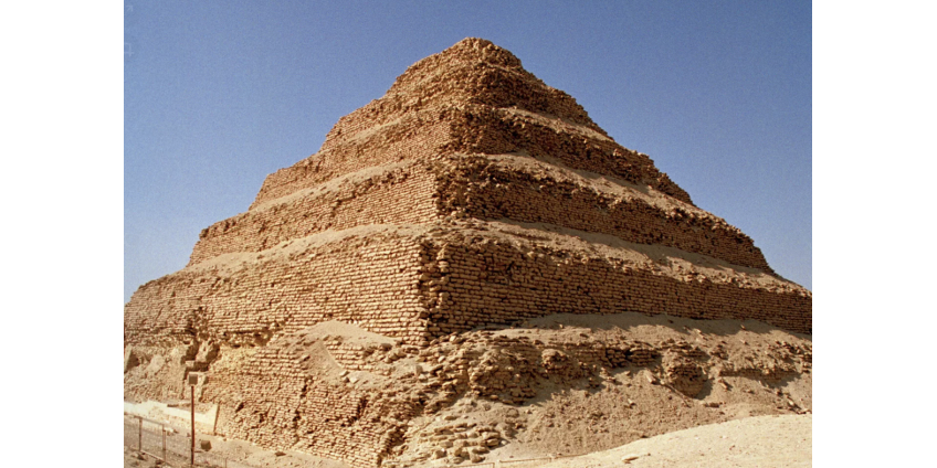 Возле древнейшей египетской пирамиды нашли пять неизвестных гробниц