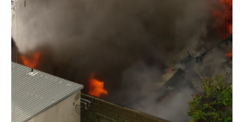 Пожар вызывает обрушение крыши в коммерческом здании в Северном Голливуде