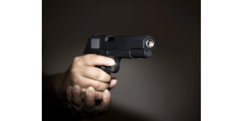 Офицеры полиции обезвредили мужчину, который направил пистолет на жителей Офицеры полиции обезвредили мужчину, который направил пистолет на жителей