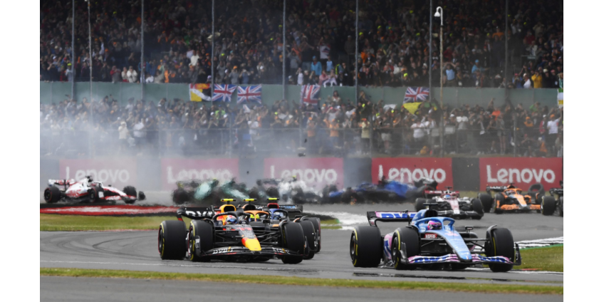 Гонку «Формулы-1» прервали из-за массовой аварии