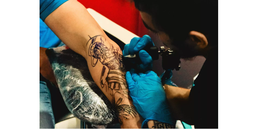 В тату-салоне Испании выявили очаг заражения оспой обезьян