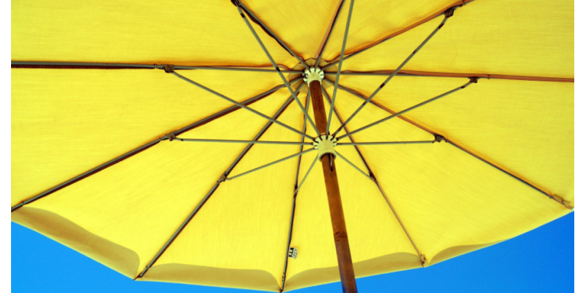 Унесенный ветром зонт пронзил женщину на пляже