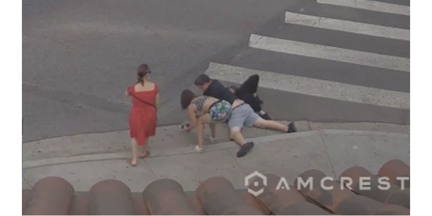 Владелец ресторана в Лос-Анджелесе остановил напавшего на пожилого мужчину грабителя