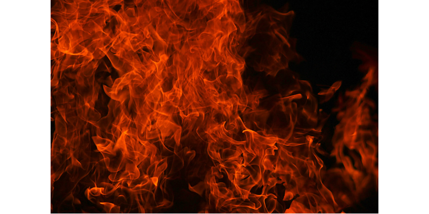 Лесной пожар угрожает строениям в Кастаике