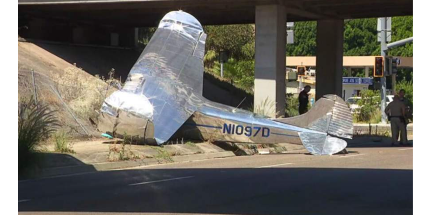 В округе Сан-Диего на проезжую часть рухнул легкомоторный самолет