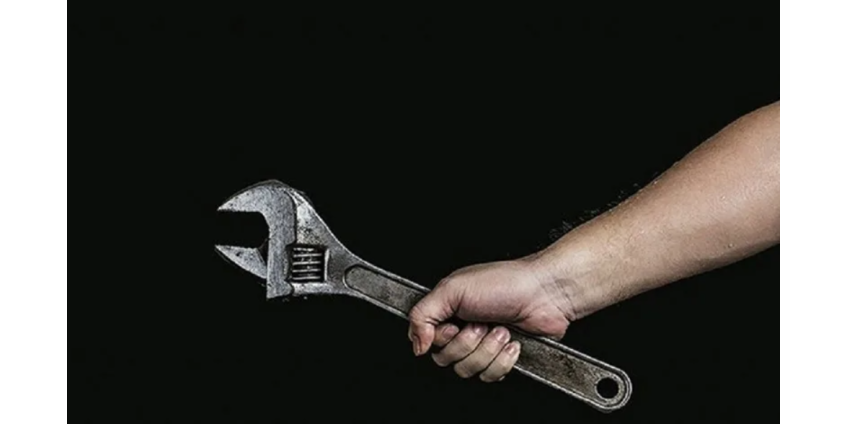 Бездомный вандал терроризирует район Мид-Сити в Лос-Анджелесе