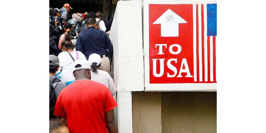 Активисты провели митинг у офиса ICE в Финиксе, призывая к лучшему обращению с мигрантами