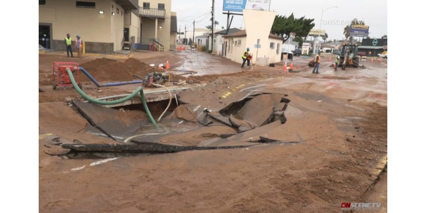 Прорыв водопровода в Сан-Диего привел к обрушению дороги