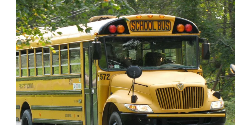 Двое отцов пришли проведать дочь в школе и узнали о существовании друг друга