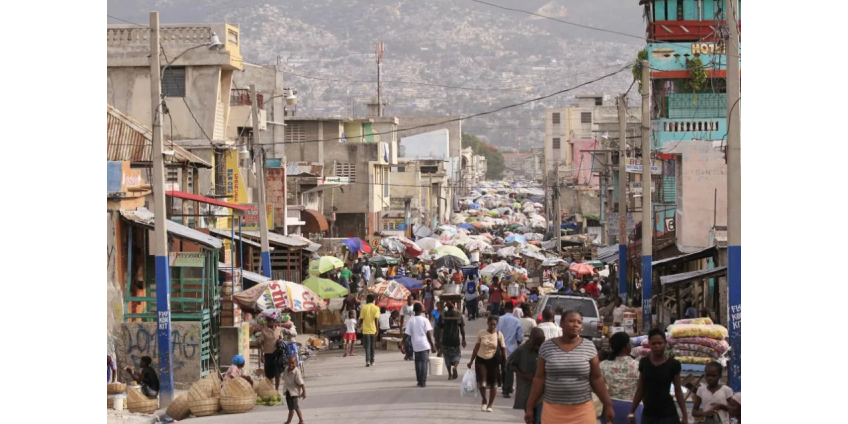 Десятки тысяч гаитян решили покинуть свои дома из-за вооруженных банд