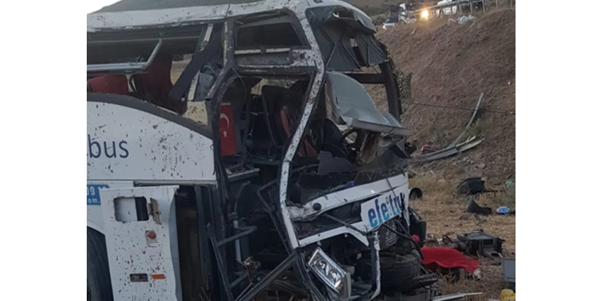 В Турции перевернулся пассажирский автобус