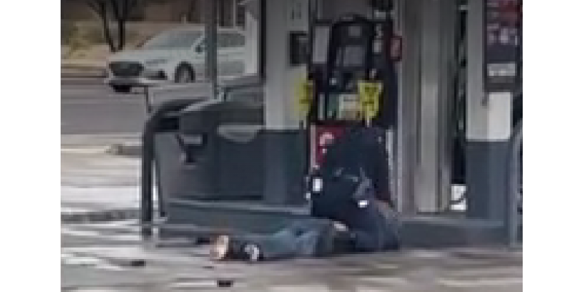 Офицер из Финикса, избивающий мужчину, попал на видео