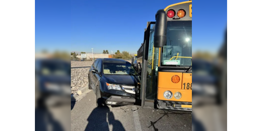 2 ребенка пострадали в аварии со школьным автобусом в районе Лас-Вегаса