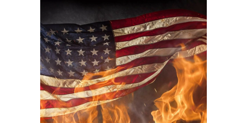 Мужчина обвиняется в поджоге американских флагов в домах на Лонг-Бич
