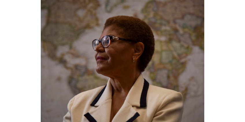 Мэр Лос-Анджелеса Карен Басс объявила чрезвычайное положение из-за бездомности