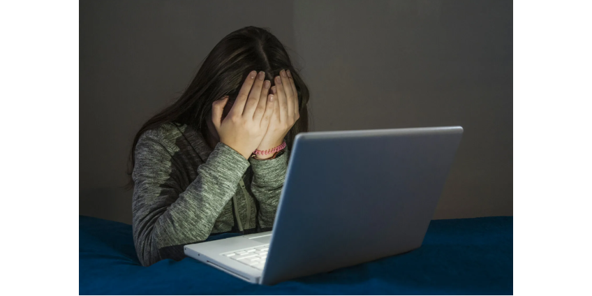 Год терроризировавшим девушку интернет-троллем оказалась ее мать