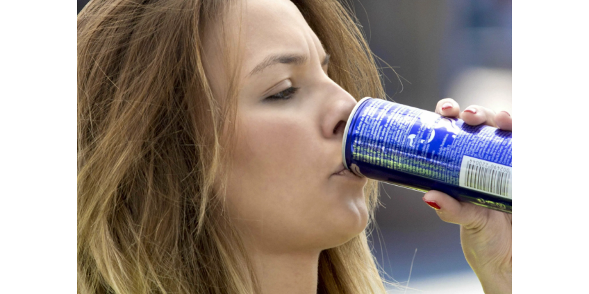 Российским подросткам захотели запретить покупать энергетики