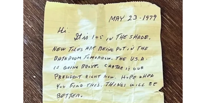 Женщина нашла под плиткой в ванной послание 43-летней давности