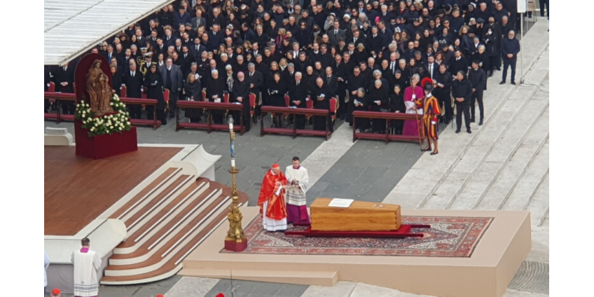 Бывшего Папу Римского Бенедикта XVI похоронили