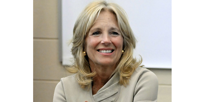 Супруге Байдена удалят новообразование на лице